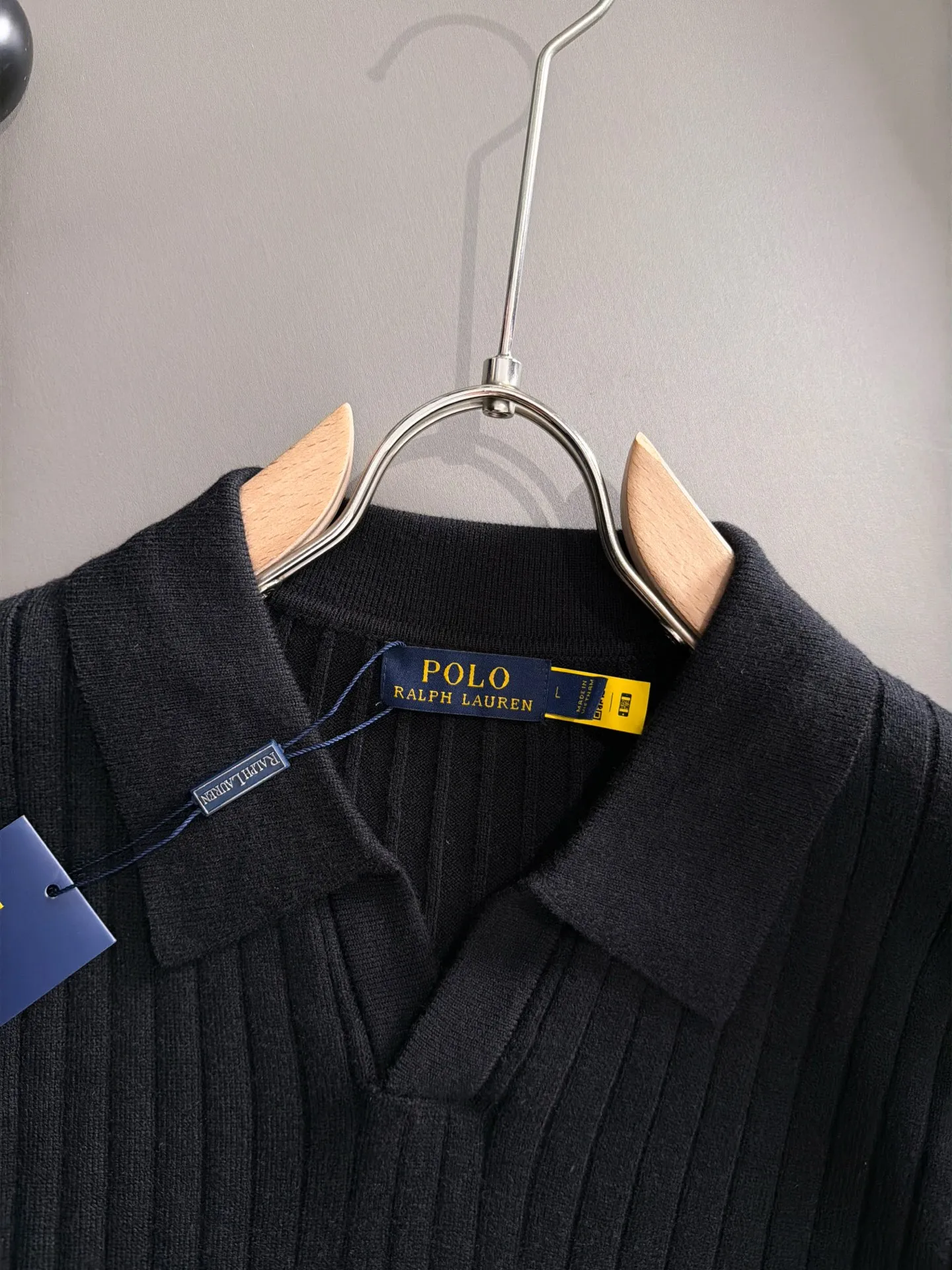 🛫🛫🛫High version Ralph Lauren 2026 autumn and winter New Arrival cardigan! High-quality imported fabrics and high-density knitting, Versatile sweaters are so handsome! Logo! More durable and less deformable. The counter version is a must-have for daily commuting. Light luxury. Premium products are simple, fashionable and elegant. Simple Versatile style does not look picky on the upper body. The upper body is stylish but not tight. Suitable for travel, leisure and other types of party occasions. Simple, neat and uncomplicated. Impeccable details. The design concept of brand elements embodies high quality. It feels delicate and soft and can be easily held in various styles. Classic fashion clothing, which is sought after every year, has become popular all over the world! ​Sizes:M-3XL